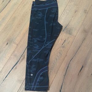 Lululemon size 10 EUC Blue and Black Camouflage crop Leggings